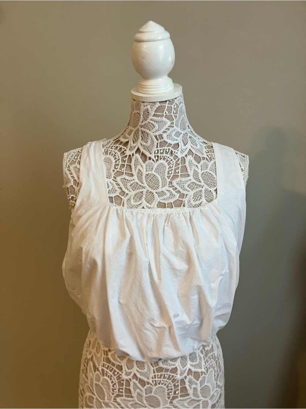 100% cotton White Square-Neck Sleeveless Top